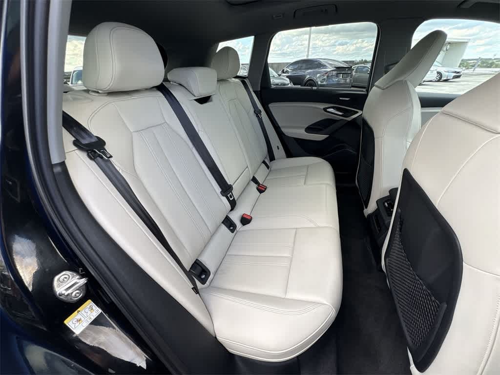 Thumbnail: 2025 Audi Q6 e-tron - 25