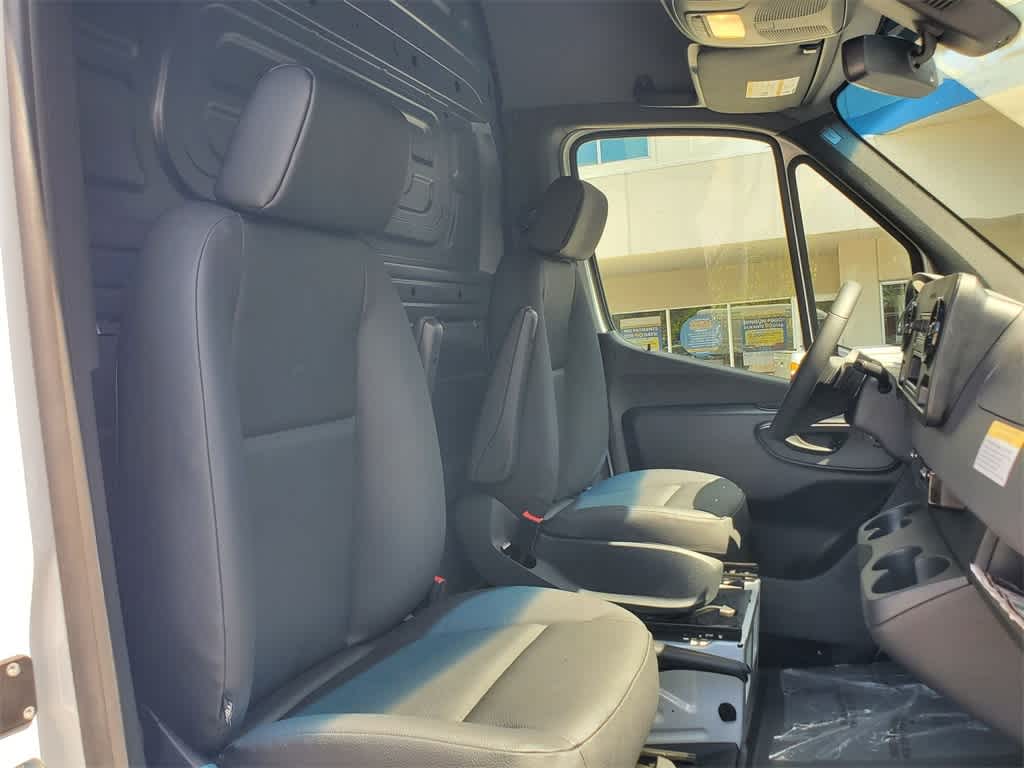 Thumbnail: 2025 Mercedes-Benz Sprinter - 22