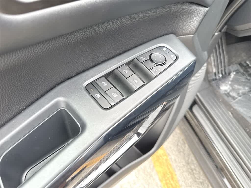 2024 Nissan Pathfinder SV 18