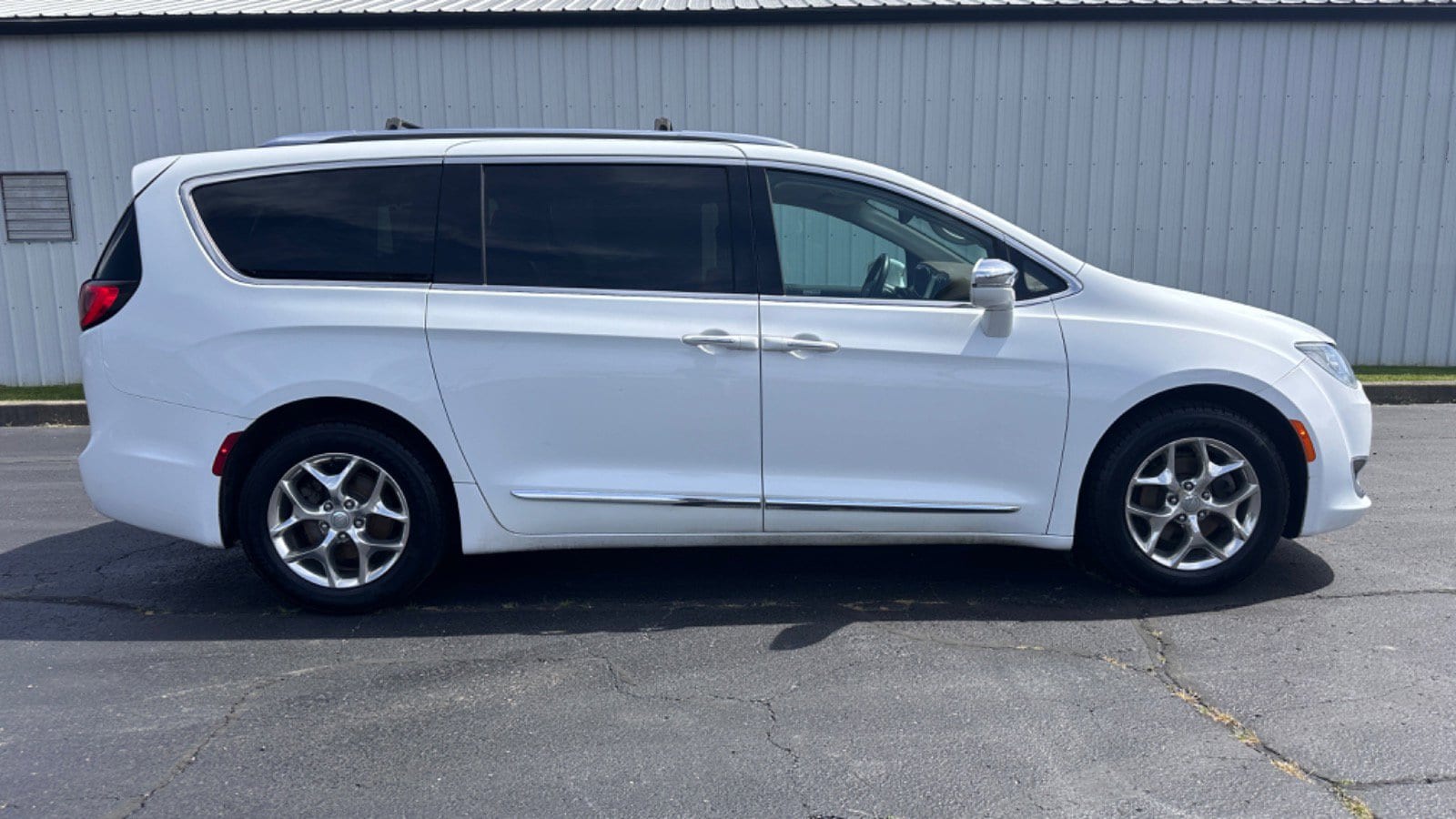 Used 2017 Chrysler Pacifica Limited with VIN 2C4RC1GG3HR500503 for sale in Connersville, IN