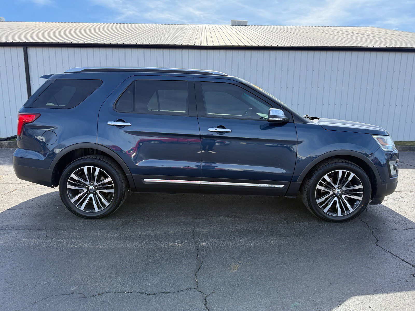 2016 Ford Explorer Platinum photo 2