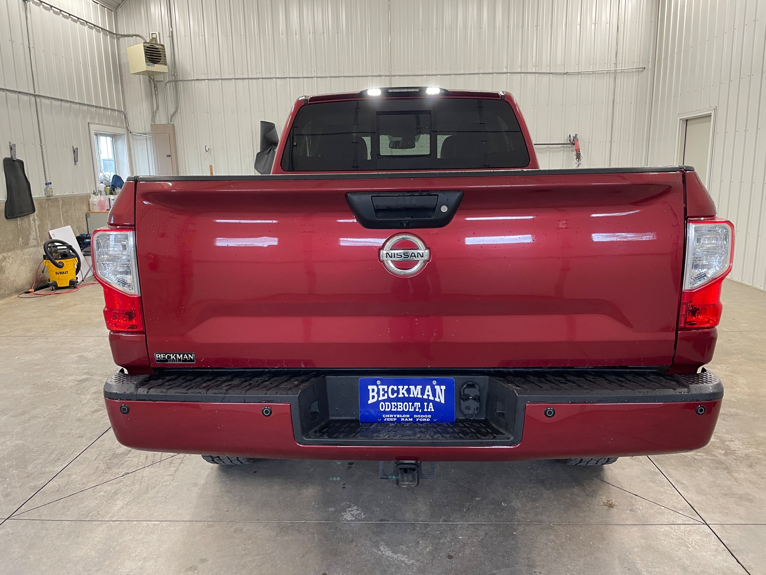 2016 Nissan Titan SL photo 2