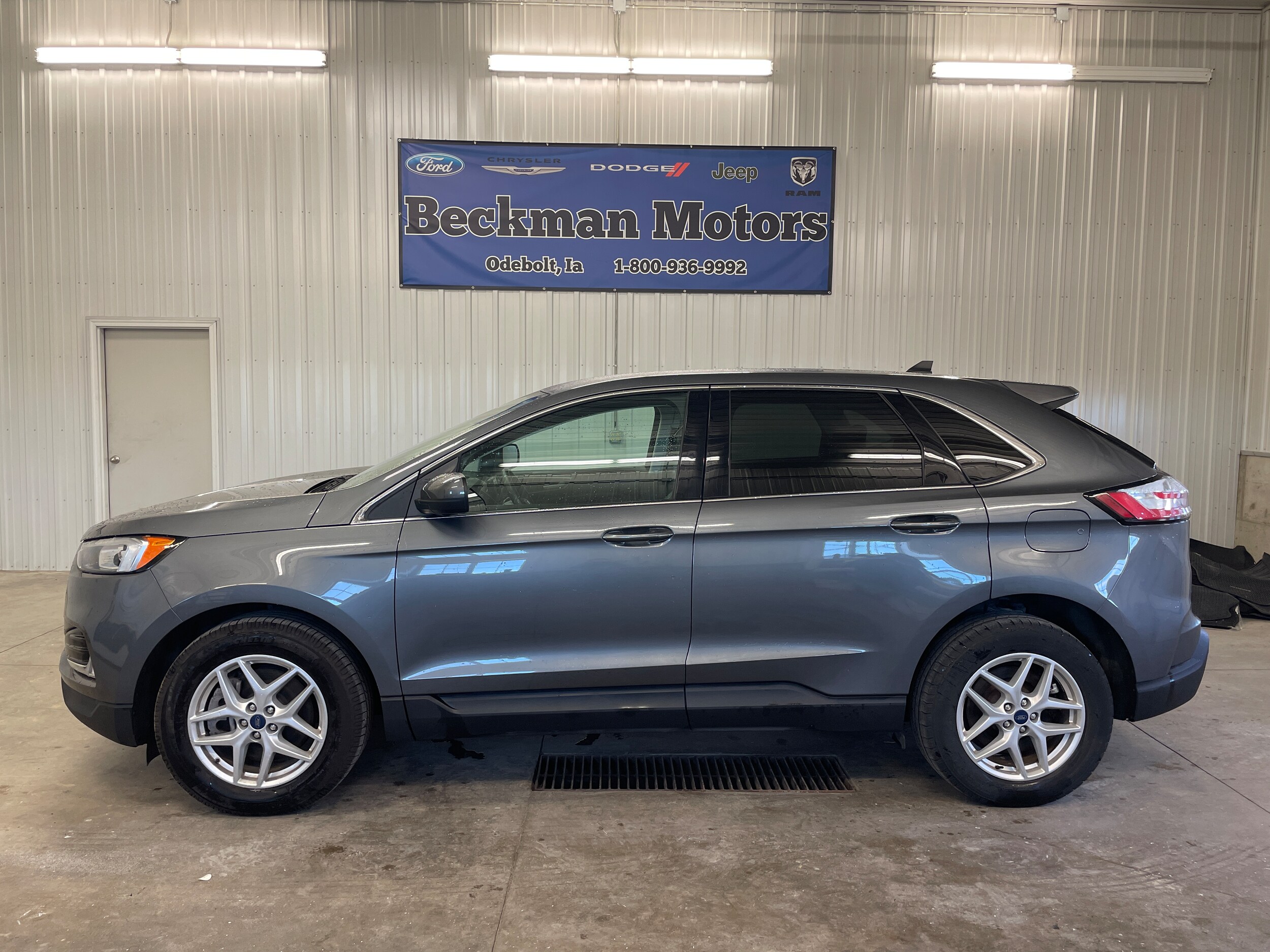 2022 Ford Edge SEL photo 2
