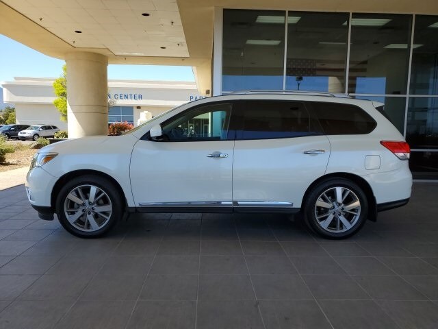 2016 Nissan Pathfinder Platinum photo 2