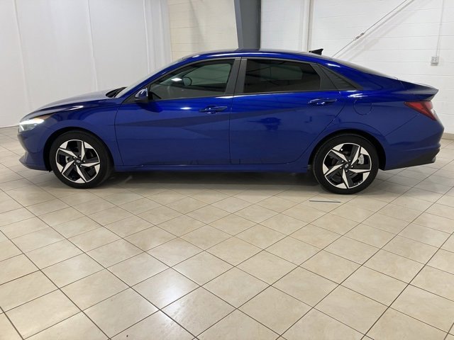 2023 Hyundai Elantra SEL photo 2