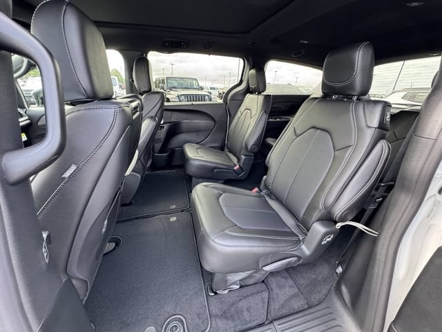 2026 Chrysler Pacifica Limited - Photo 12