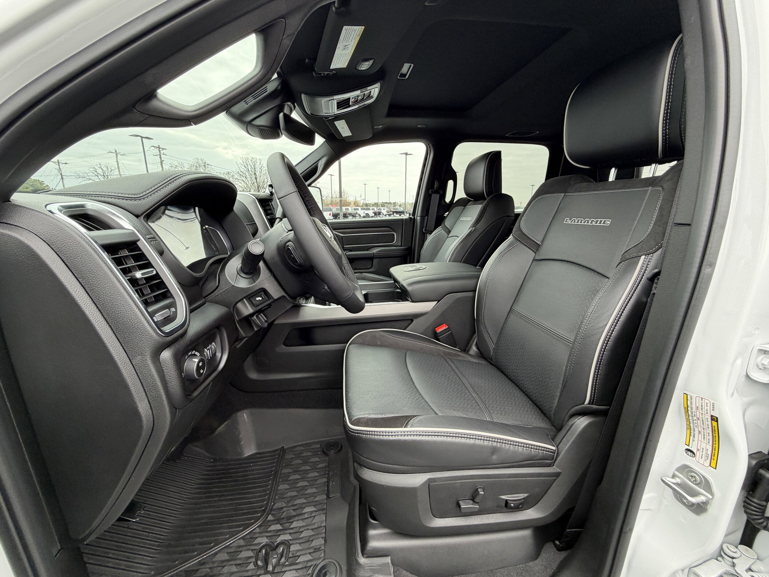 2026 RAM 3500 Laramie - Photo 10