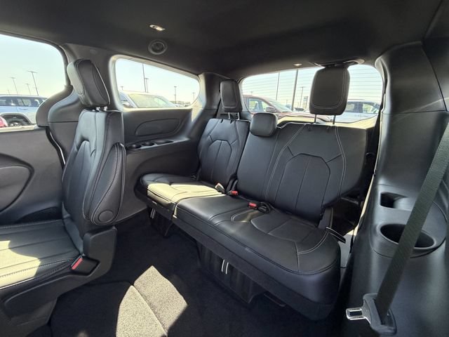 2026 Chrysler Pacifica Select - Photo 12