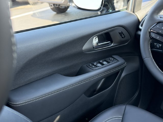 2026 Chrysler Pacifica Select - Photo 17