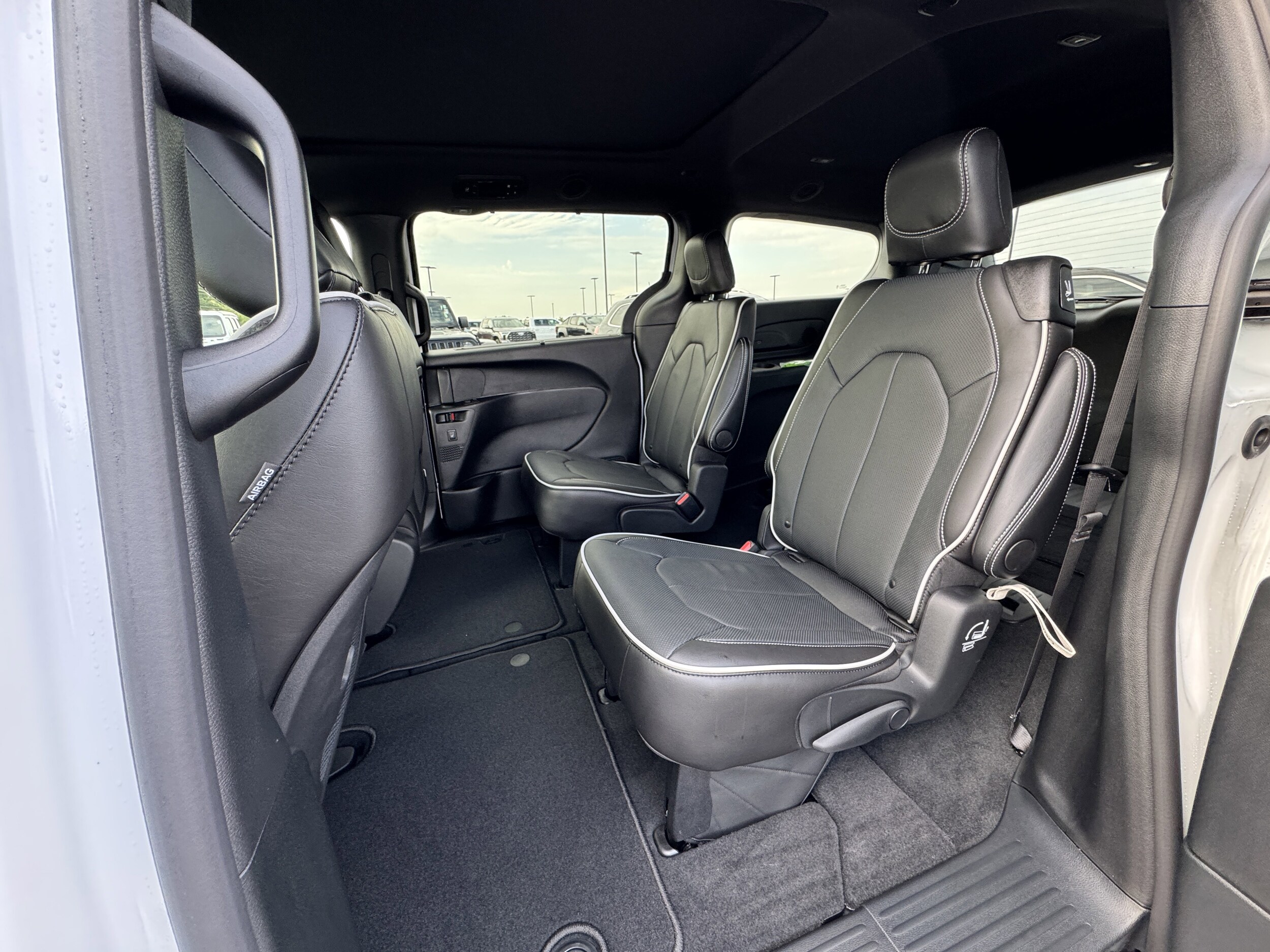 2026 Chrysler Pacifica Select - Photo 12
