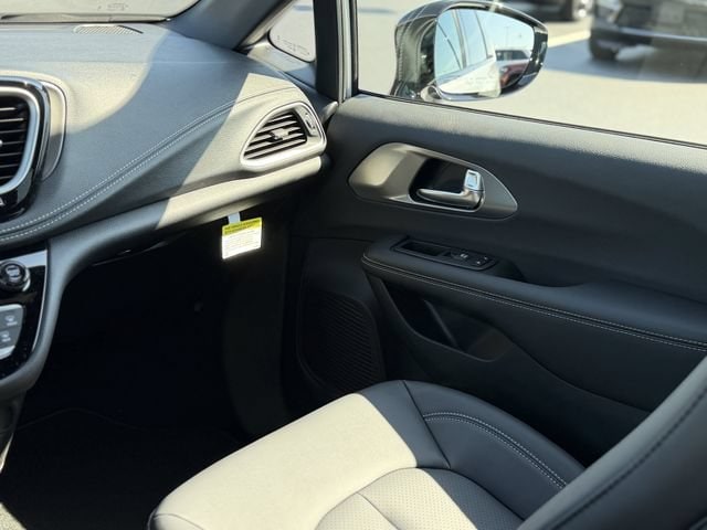 2026 Chrysler Pacifica Select - Photo 18
