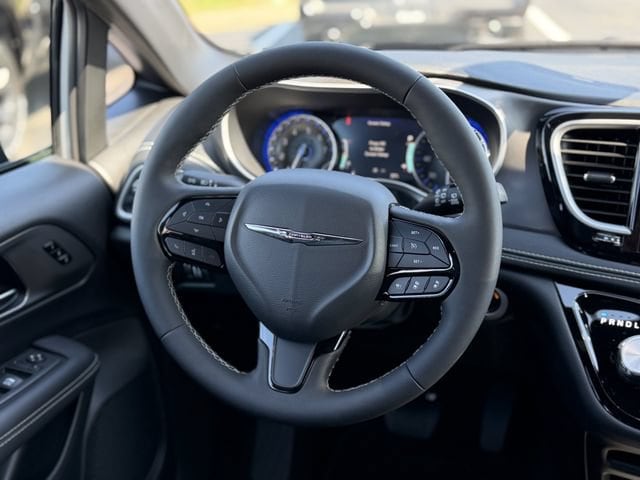 2026 Chrysler Pacifica Select - Photo 15