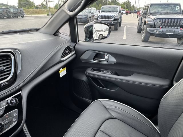 2026 Chrysler Pacifica Select - Photo 18