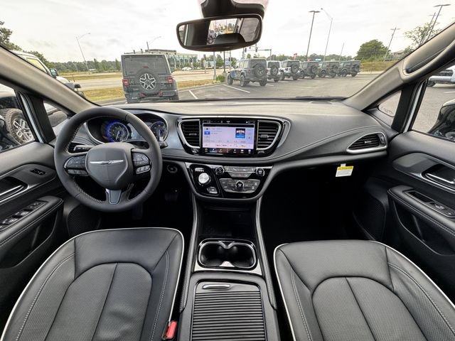 2026 Chrysler Pacifica Select - Photo 13