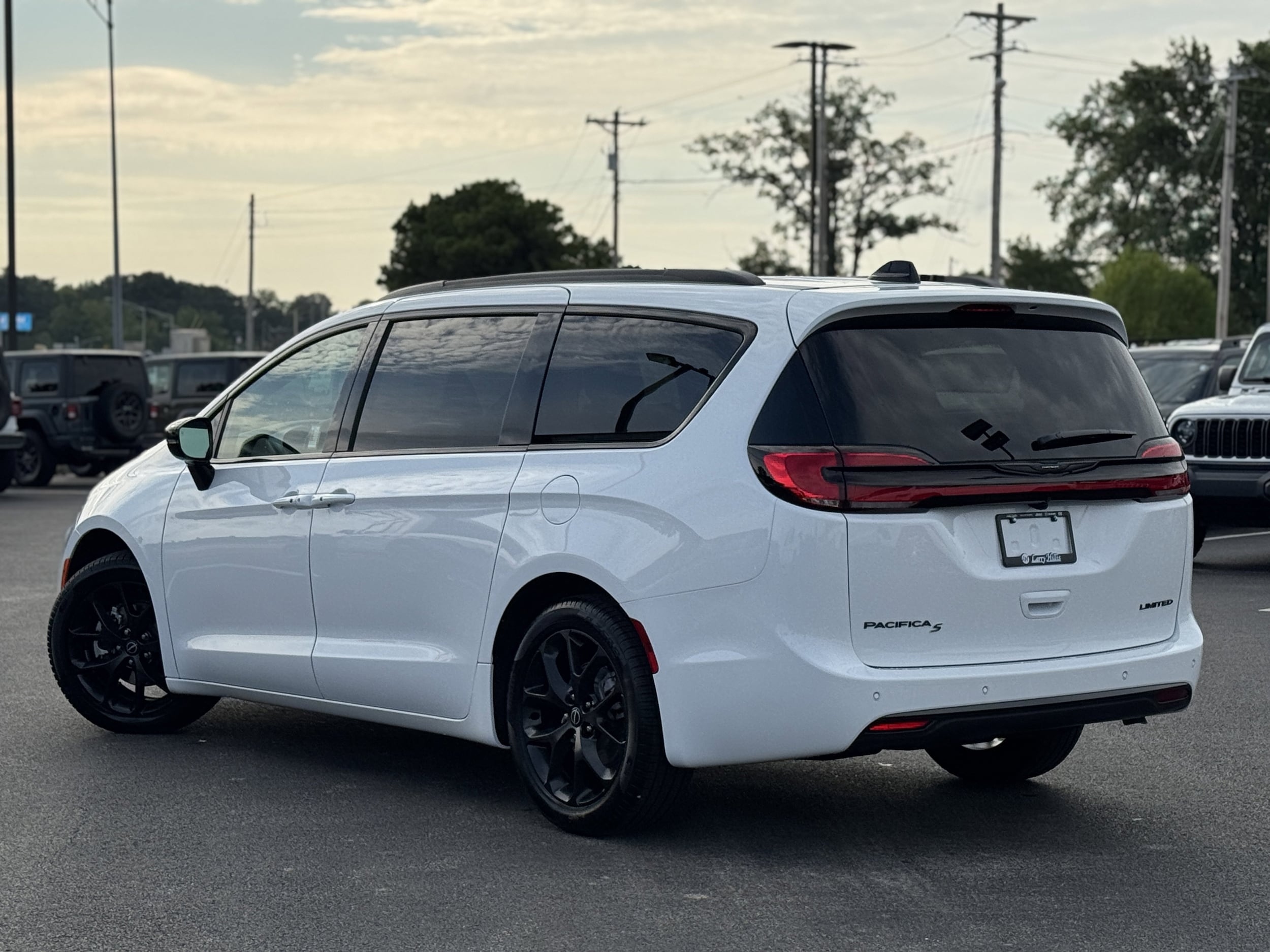 2026 Chrysler Pacifica Select - Photo 8