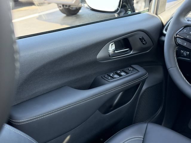 2026 Chrysler Pacifica Select - Photo 17