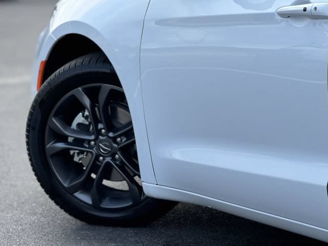 2026 Chrysler Pacifica Limited - Photo 9