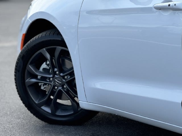 2026 Chrysler Pacifica Limited - Photo 9