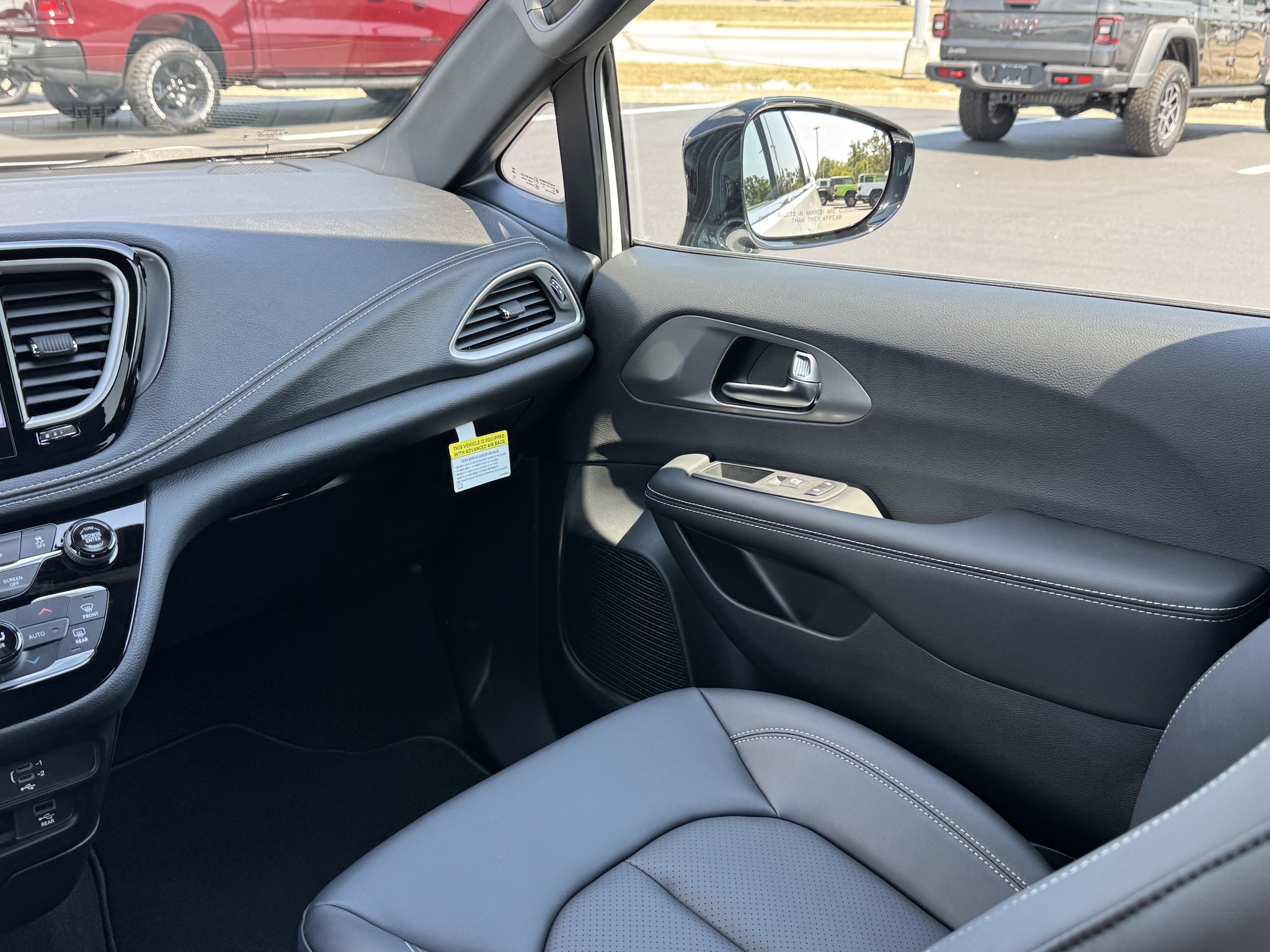 2026 Chrysler Pacifica Select - Photo 16