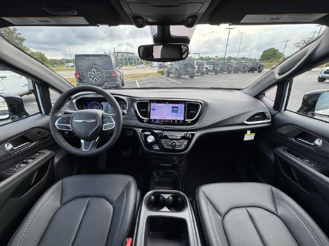 2026 Chrysler Pacifica Limited - Photo 14