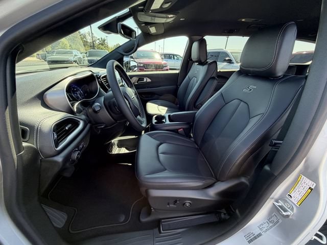 2026 Chrysler Pacifica Select - Photo 10