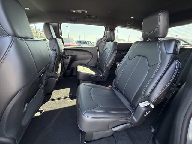 2026 Chrysler Pacifica Select - Photo 11