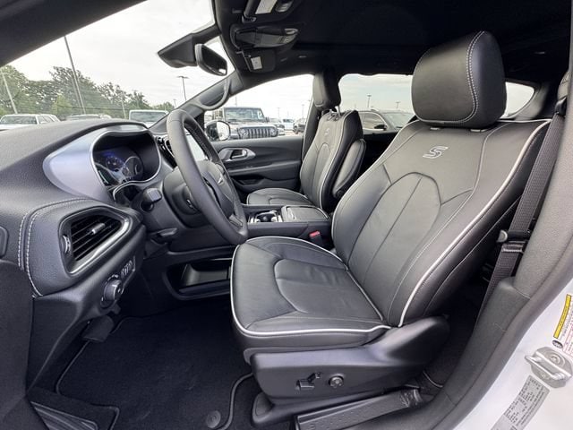 2026 Chrysler Pacifica Select - Photo 11