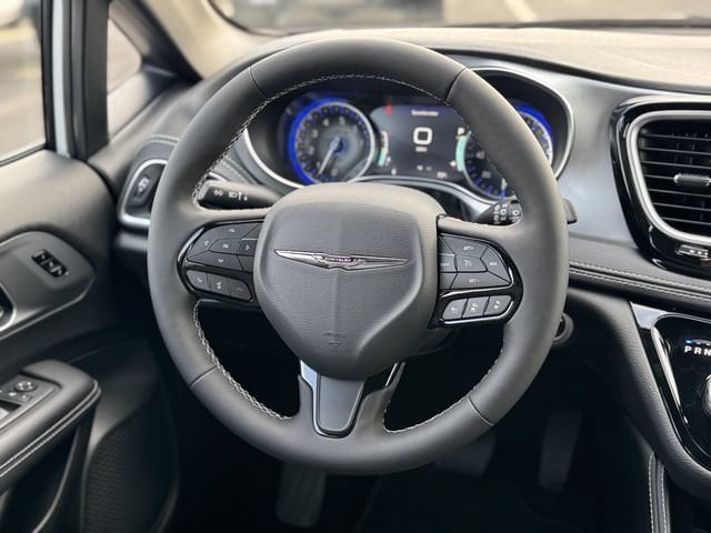 2026 Chrysler Pacifica Select - Photo 15