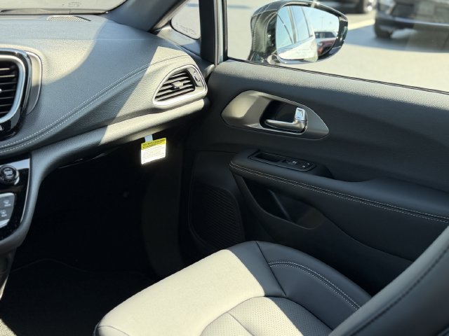 2026 Chrysler Pacifica Select - Photo 18