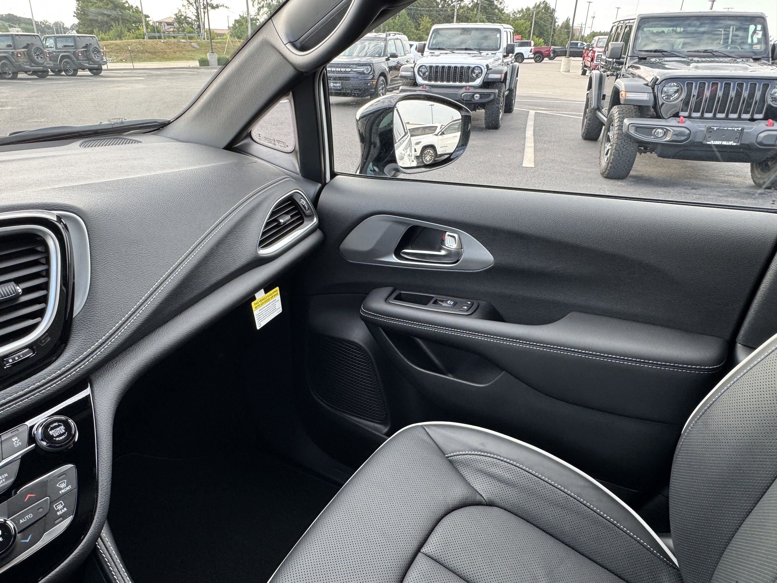 2026 Chrysler Pacifica Select - Photo 18
