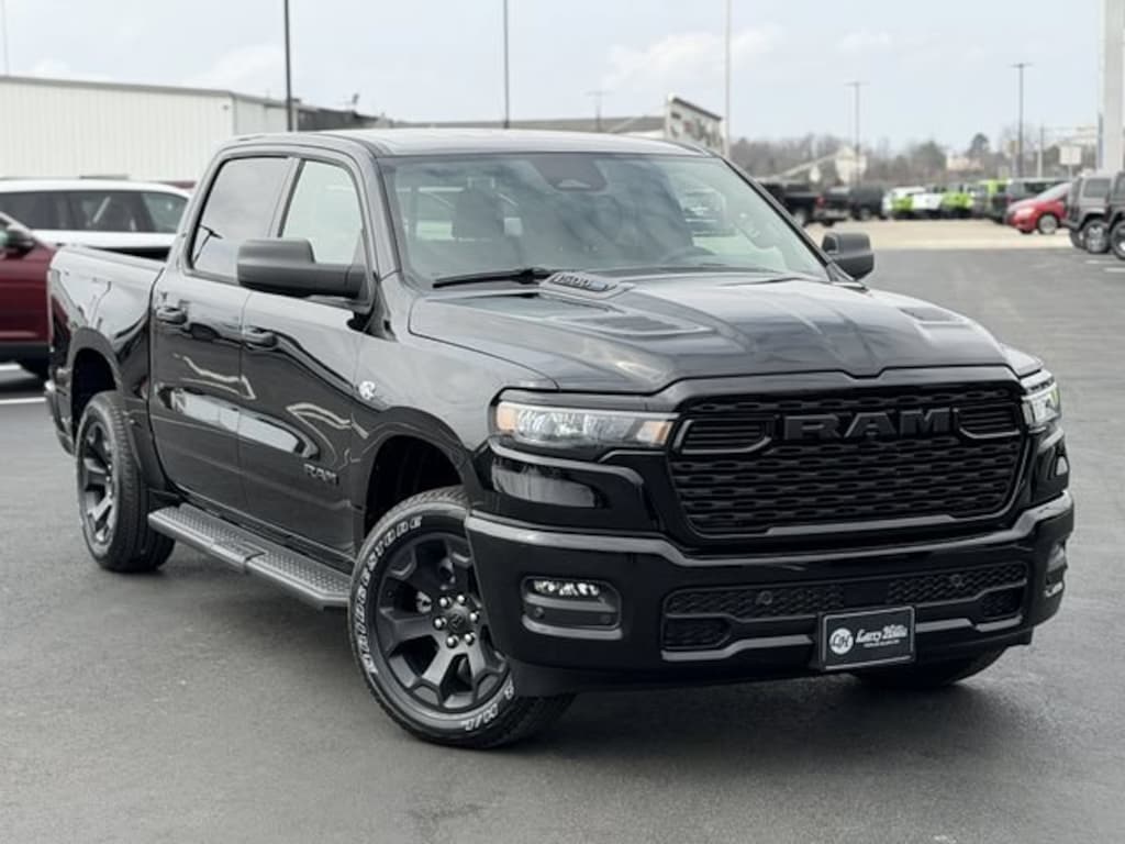 New 2026 Ram 1500 EXPRESS CREW CAB 4X4 5'7 BOX Pickup