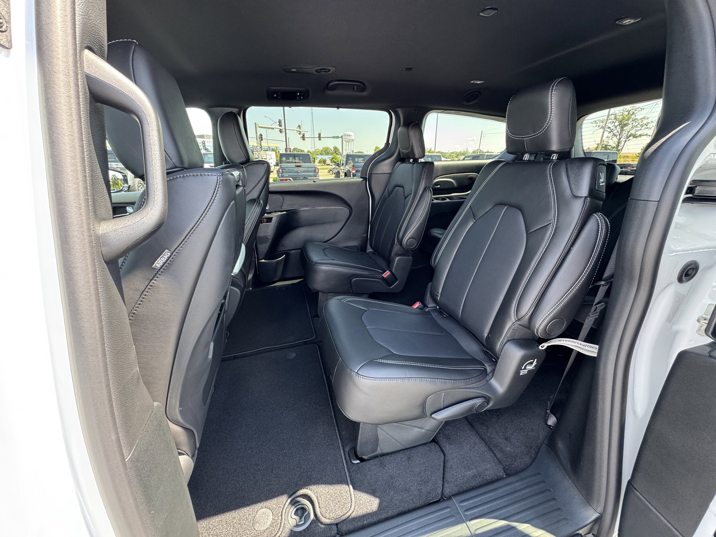 2026 Chrysler Pacifica Select - Photo 11