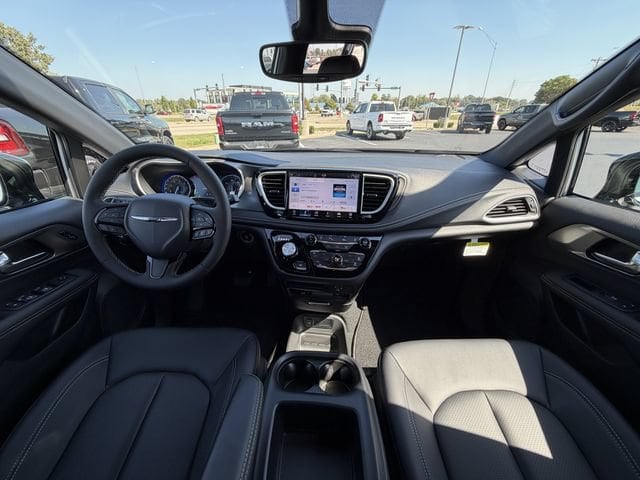 2026 Chrysler Pacifica Select - Photo 13
