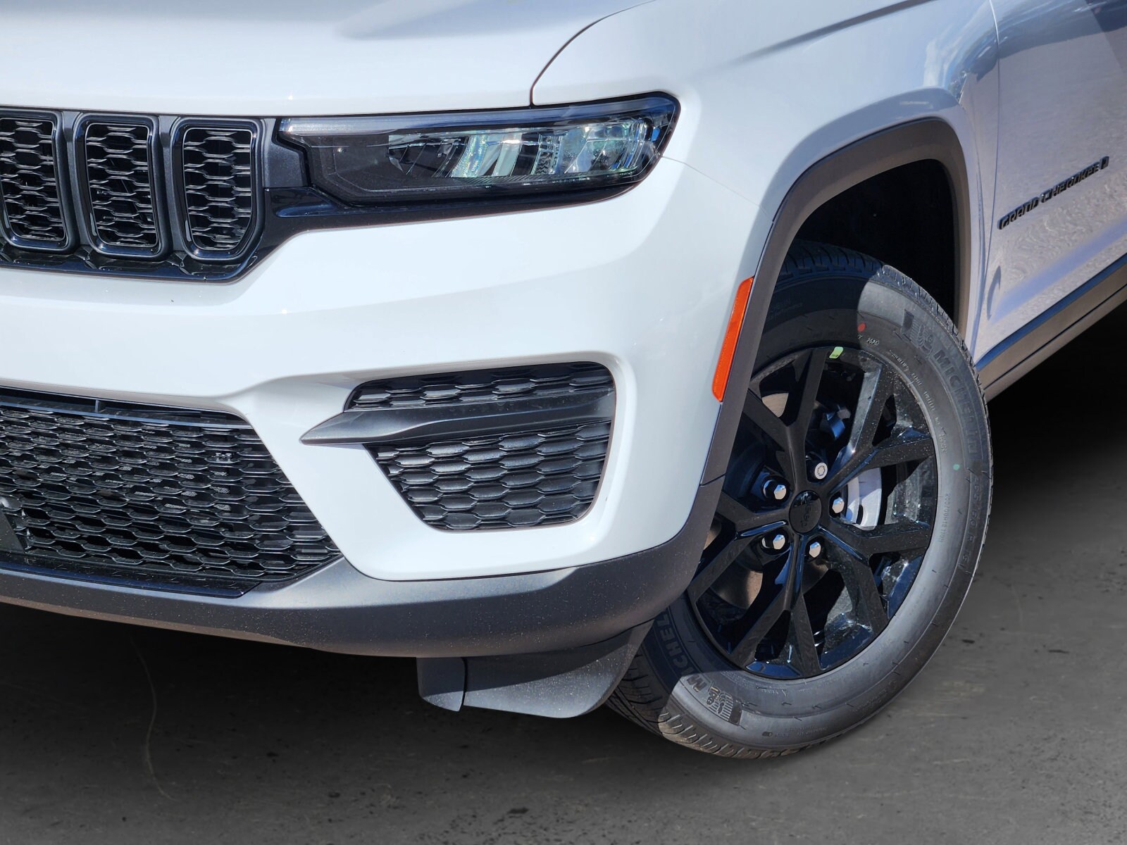 2025 Jeep Grand Cherokee Laredo Altitude X photo 2