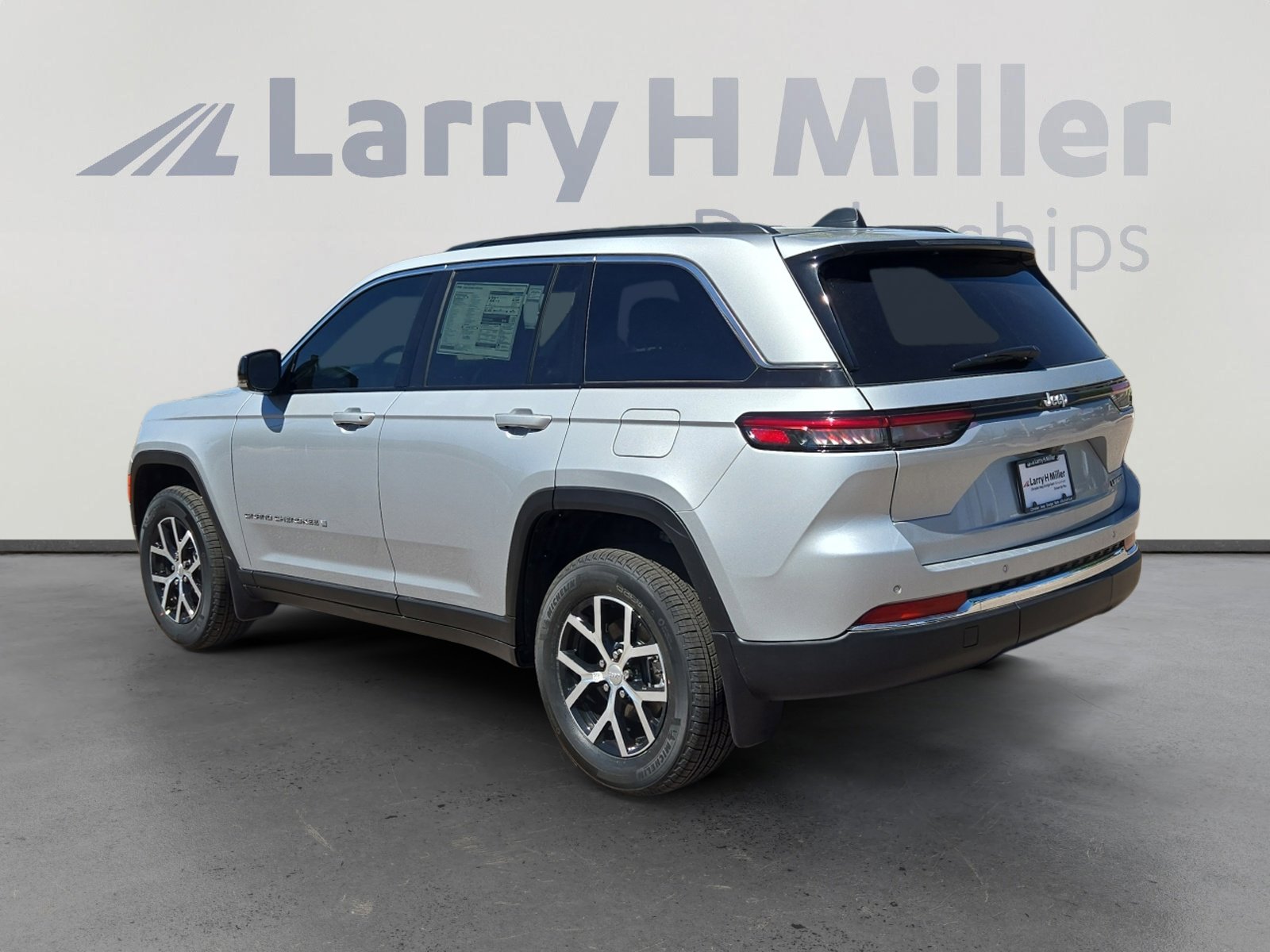 2025 Jeep Grand Cherokee Limited photo 2