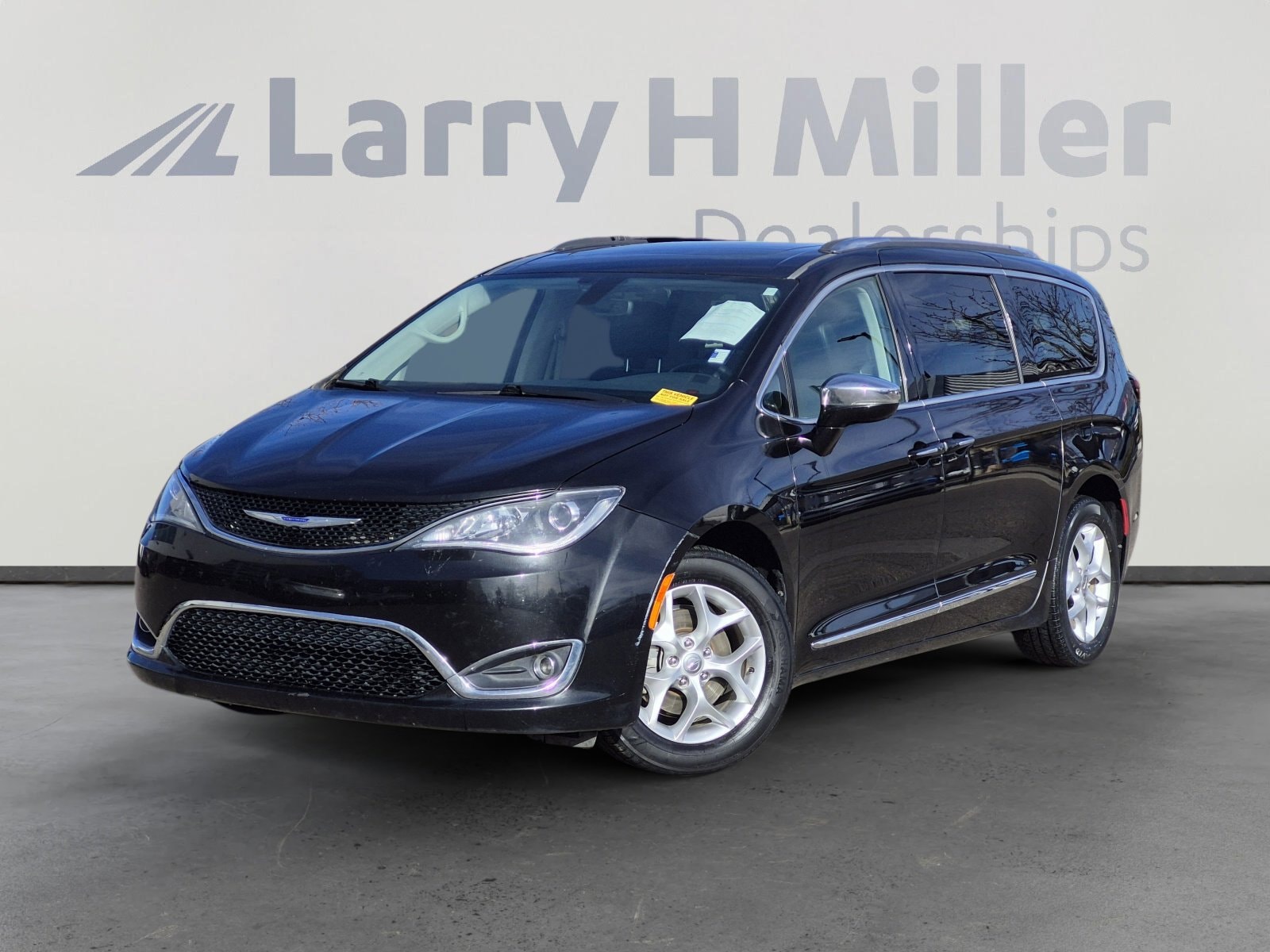 2020 Chrysler Pacifica Limited's photo