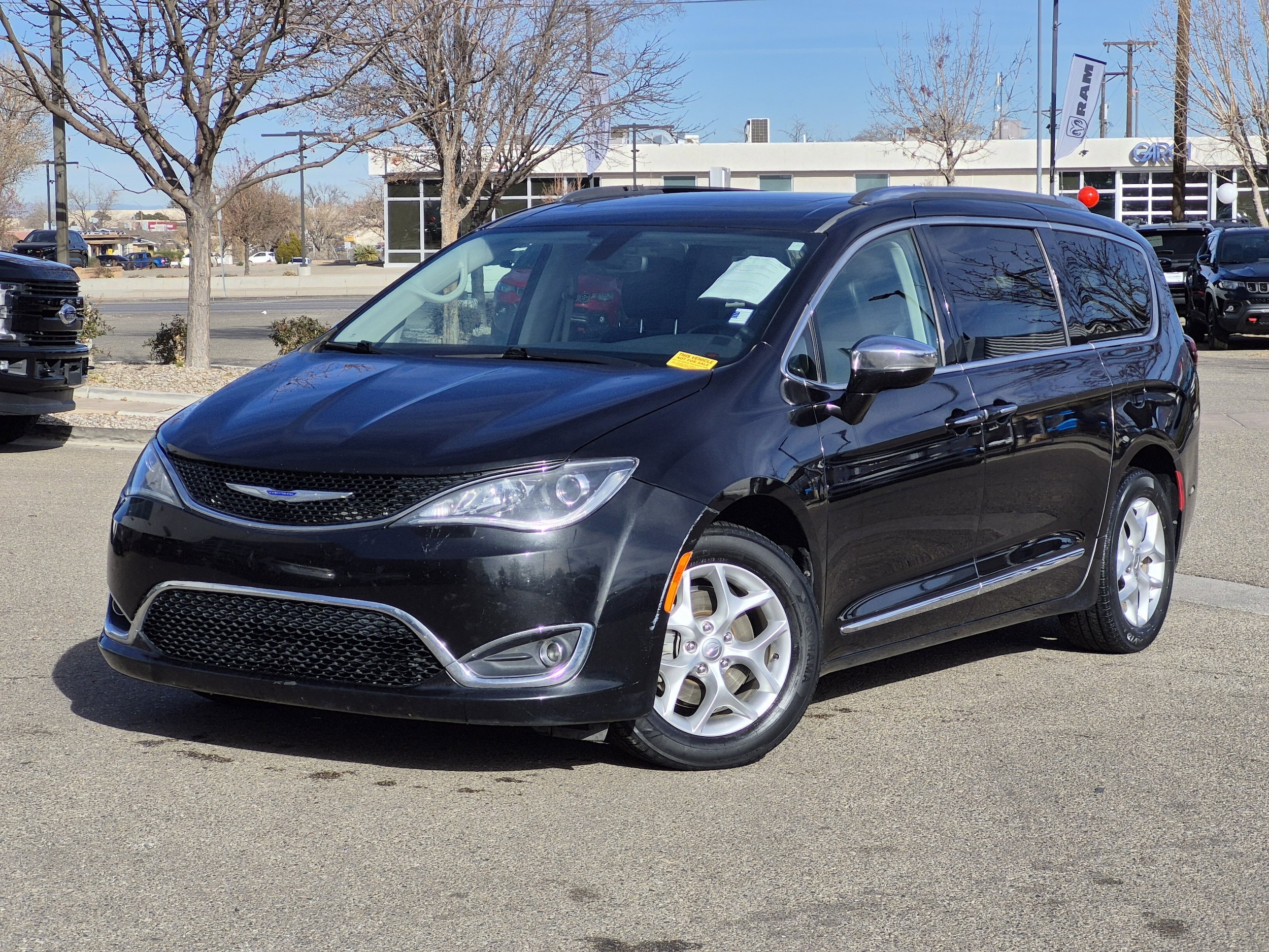 2020 Chrysler Pacifica Limited's photo