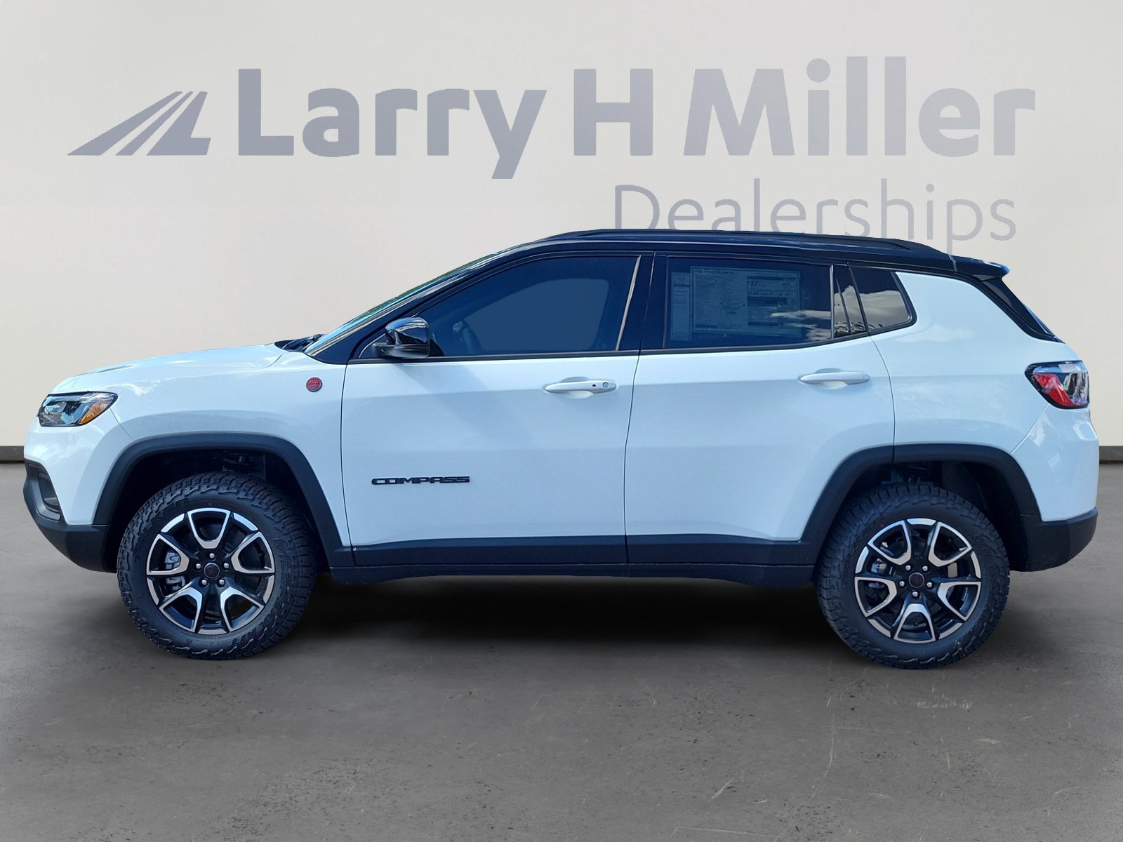 2025 Jeep Compass Trailhawk photo 2