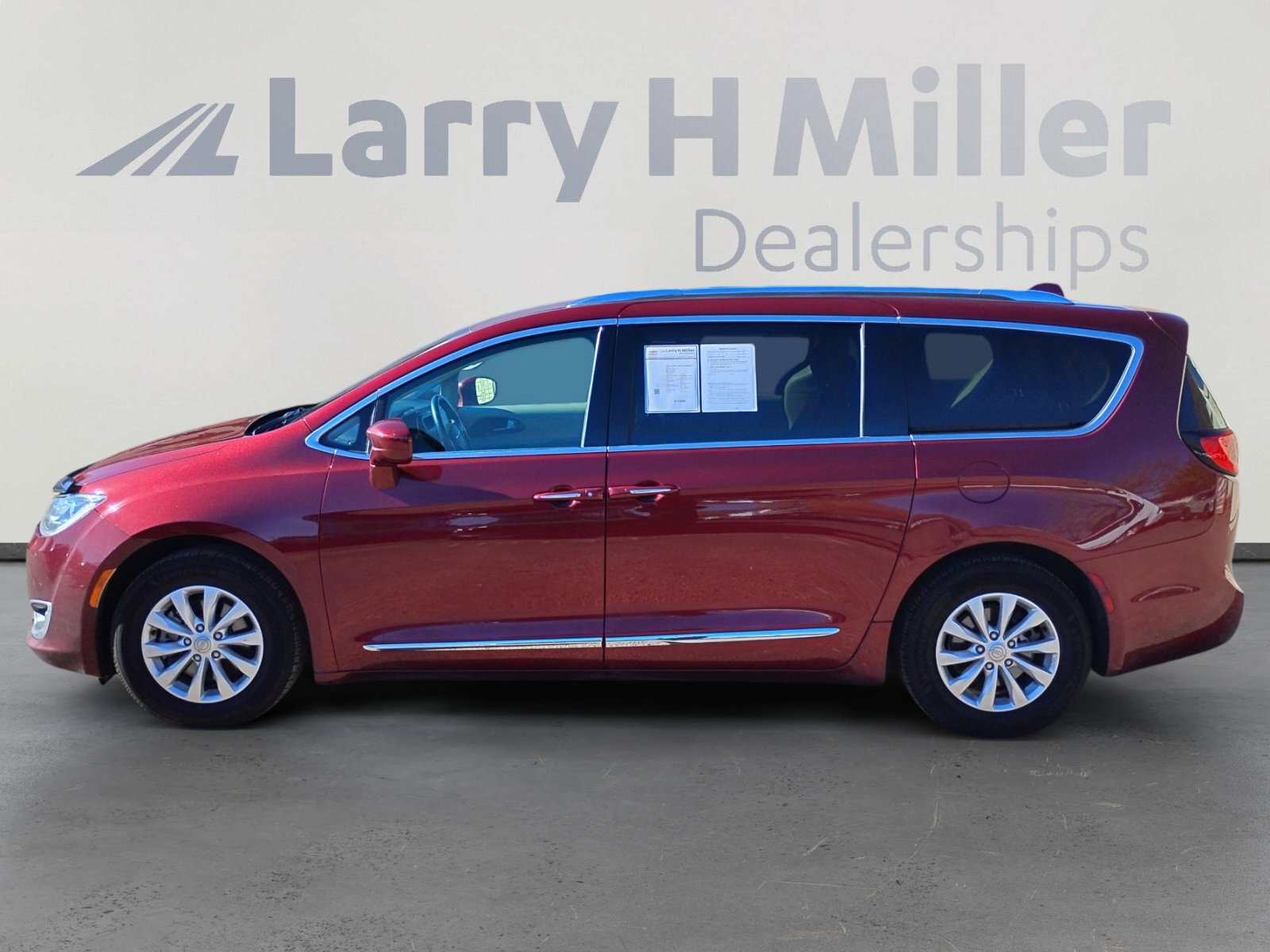 2018 Chrysler Pacifica Touring L photo 2