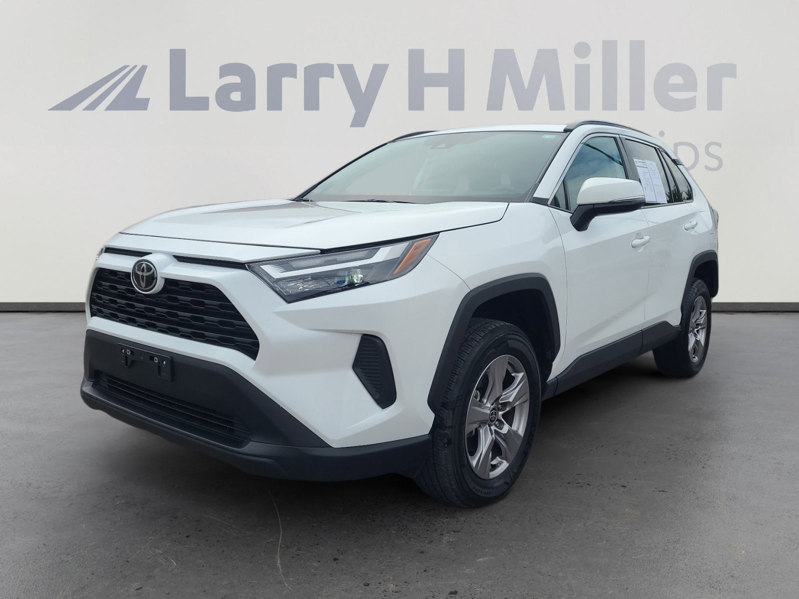 2023 Toyota RAV4 XLE FWD's photo