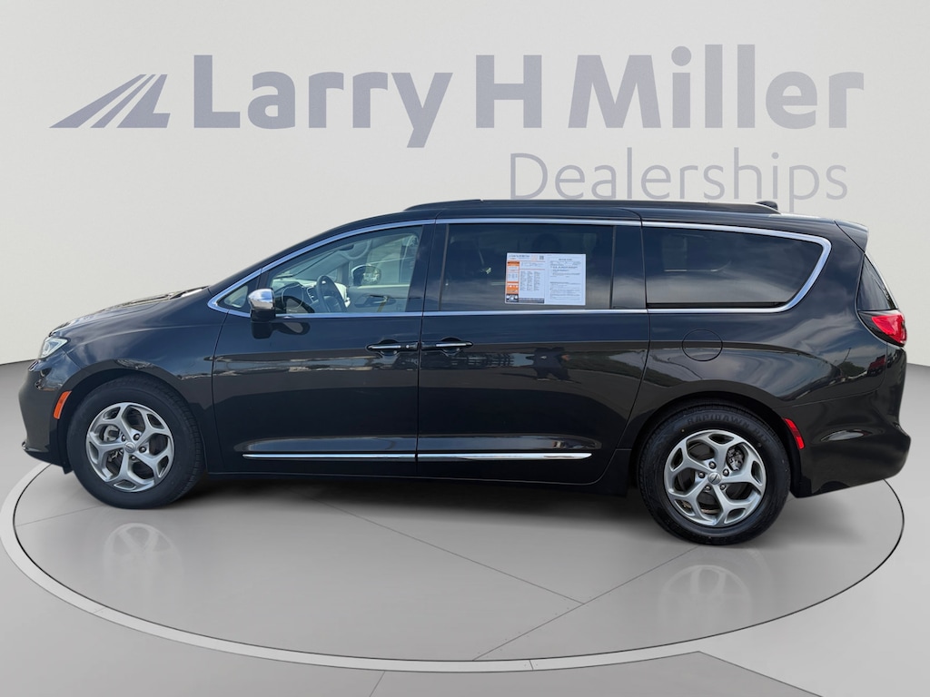 Used 2023 Chrysler Pacifica Limited Van Passenger Van