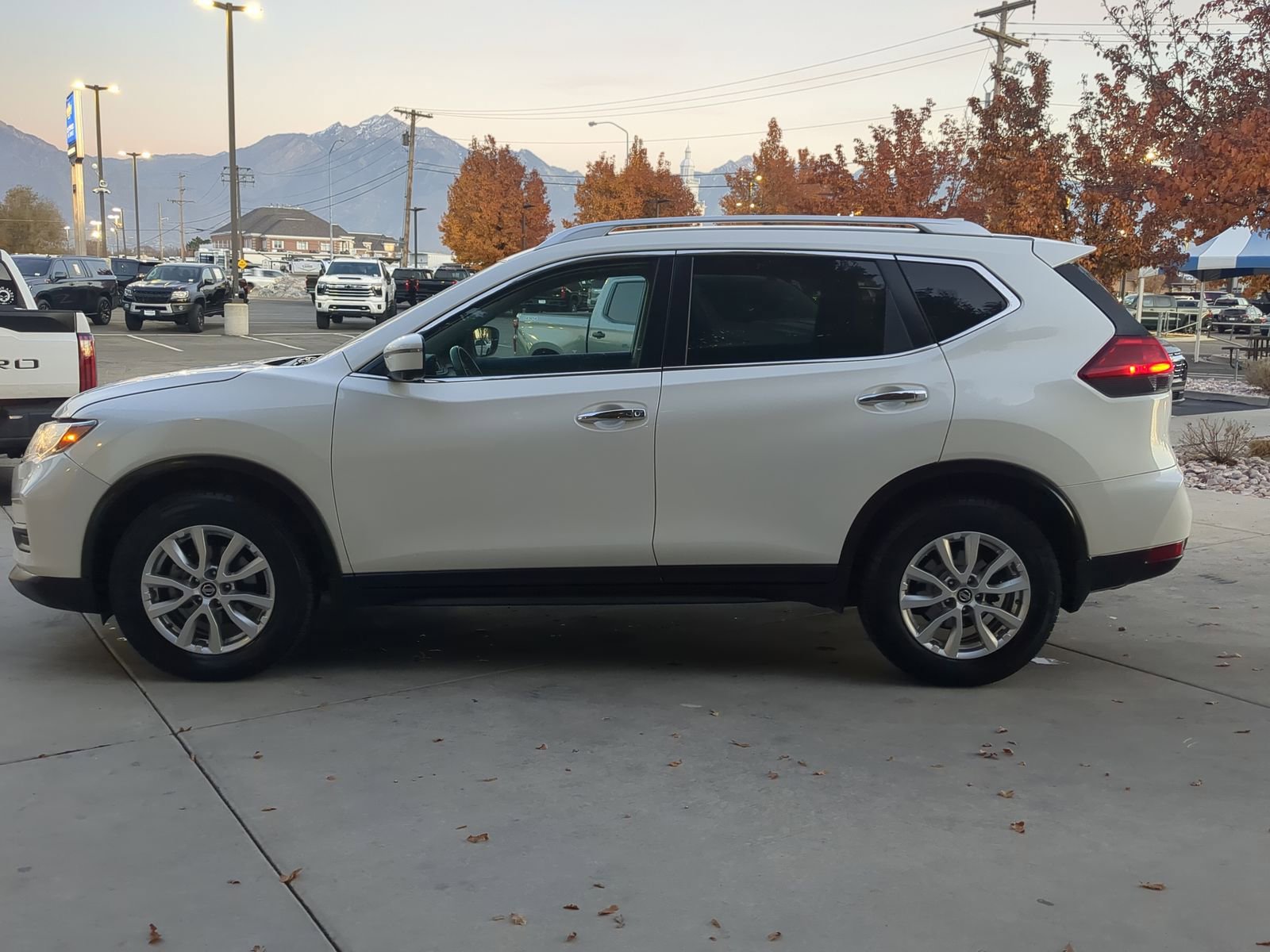 2017 Nissan Rogue SV photo 3