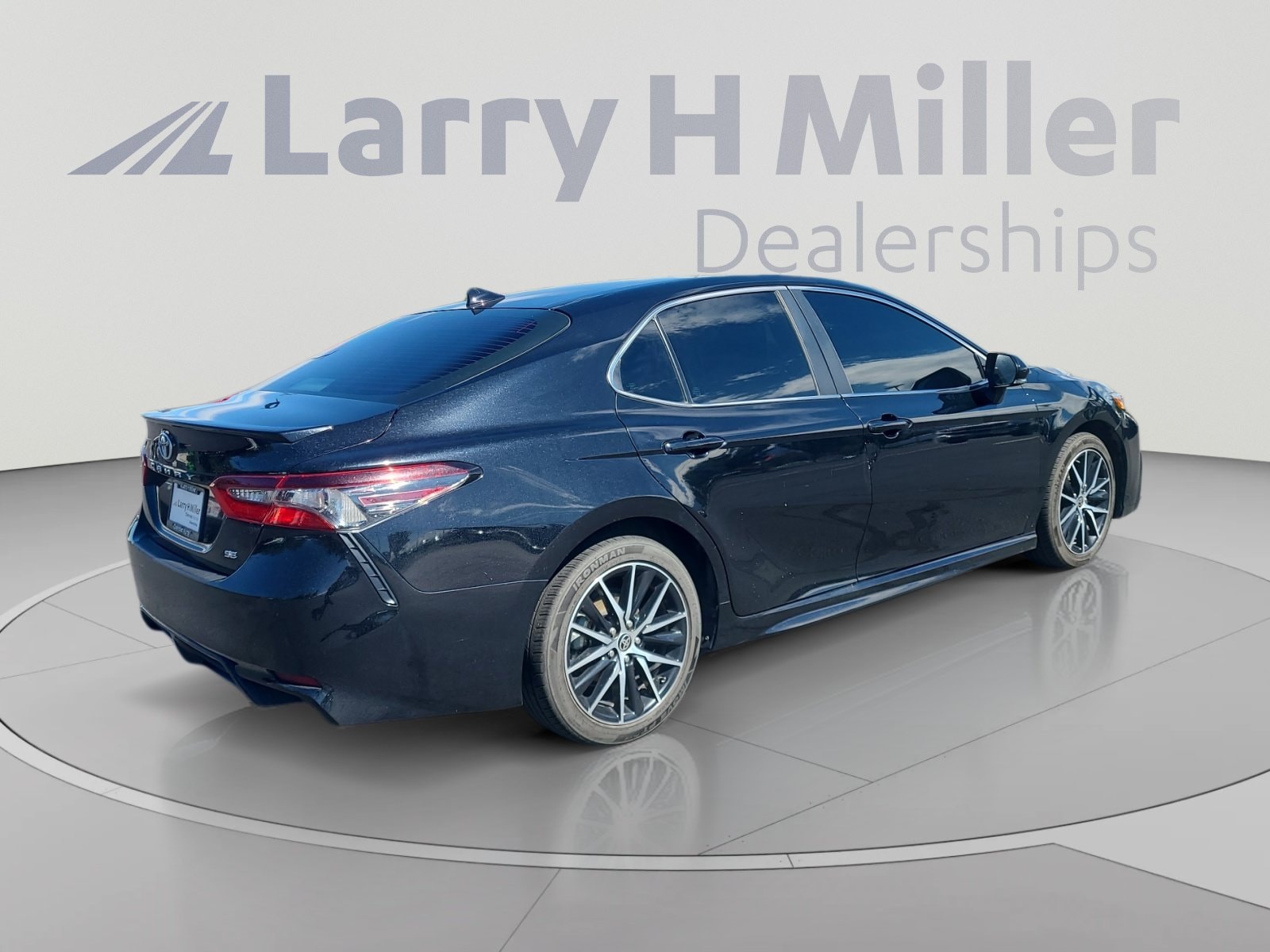2024 Toyota Camry SE - Photo 6