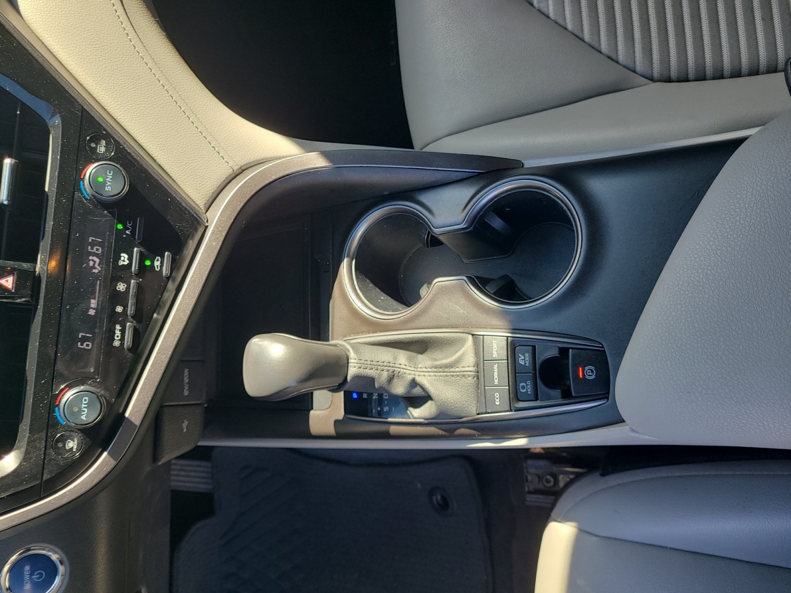 2024 Toyota Camry SE - Photo 16