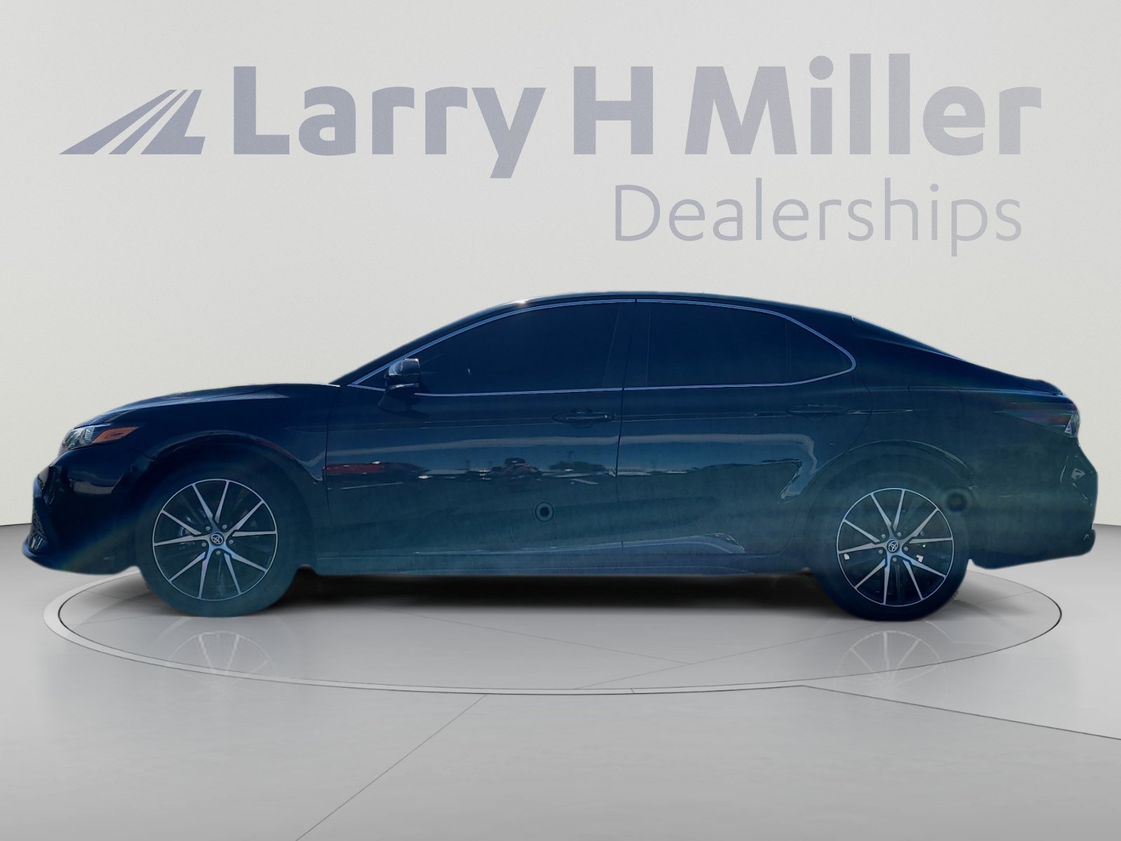 2024 Toyota Camry SE - Photo 3