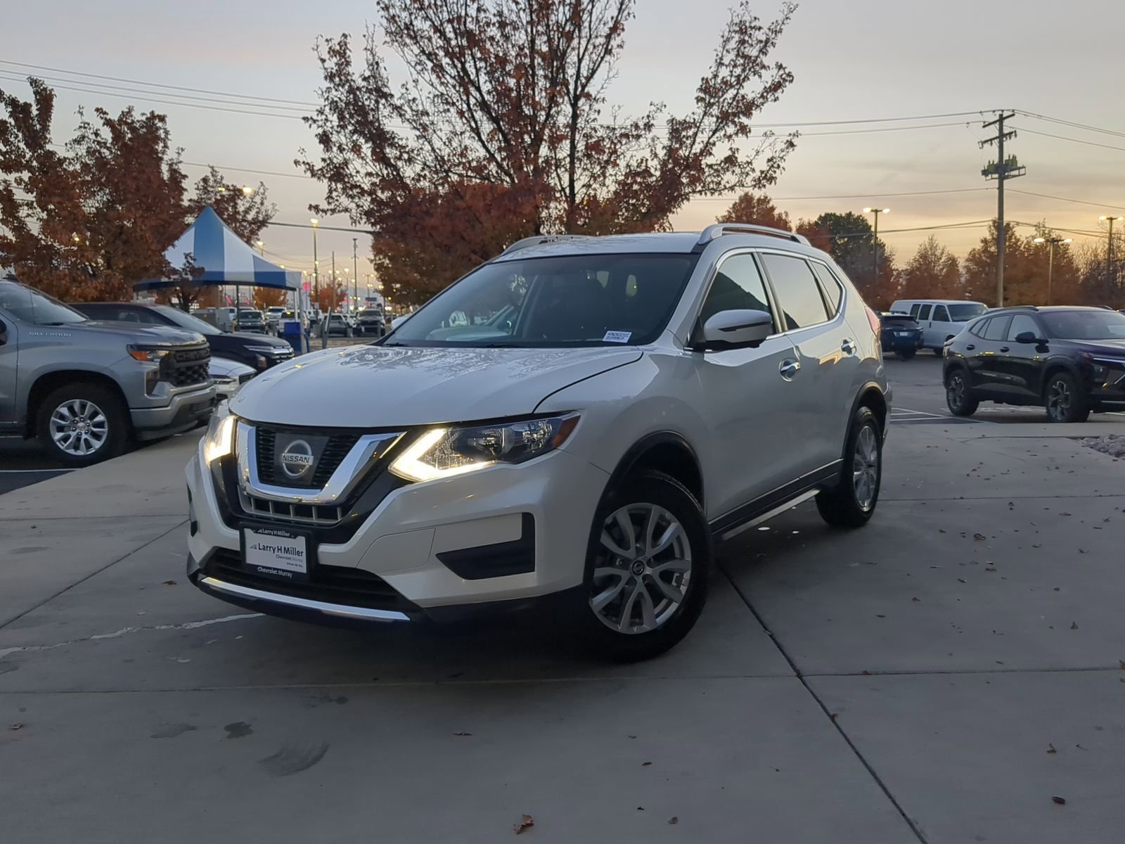 2017 Nissan Rogue SV photo 2