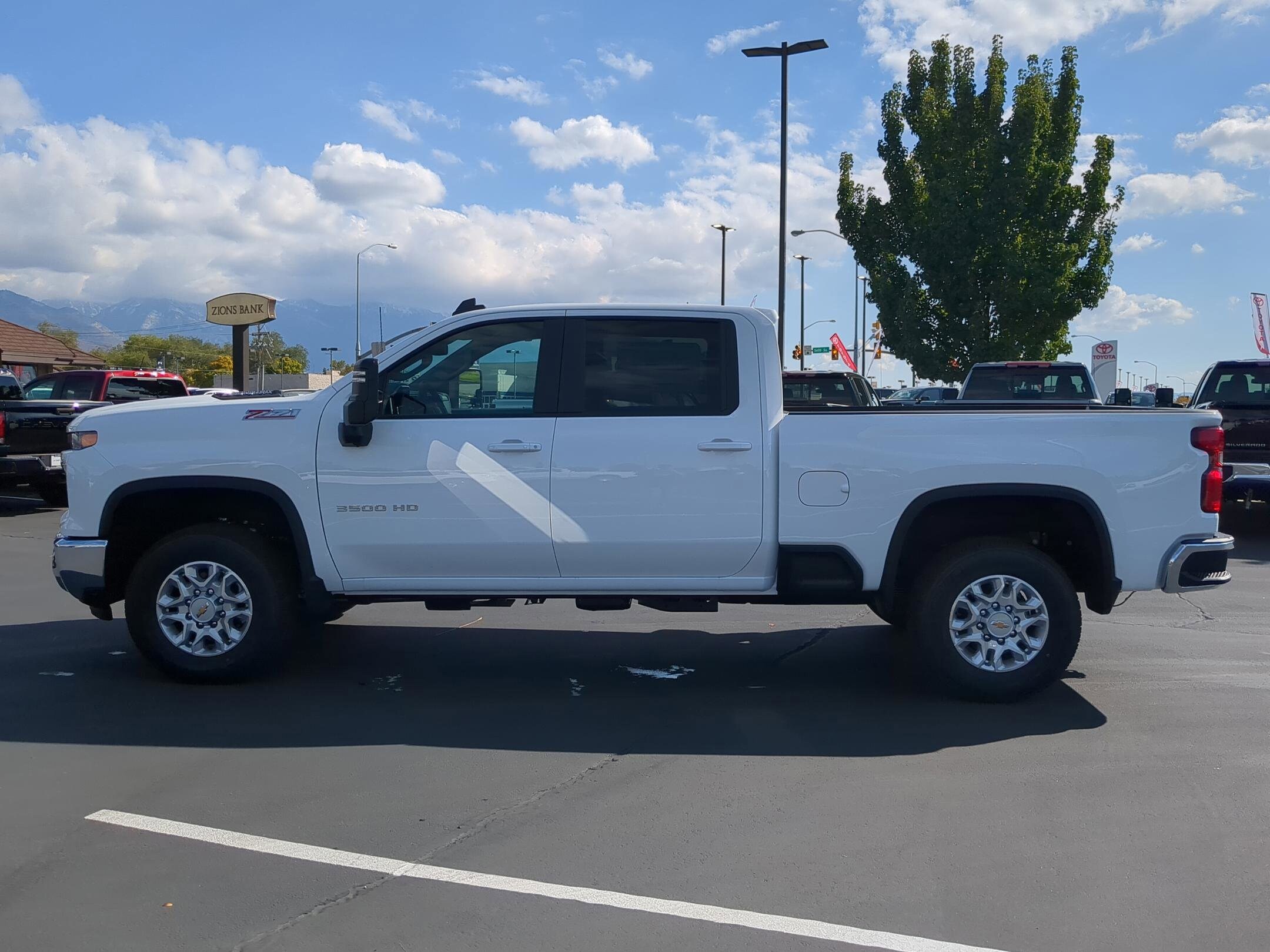 2026 Chevrolet Silverado 3500HD LT photo 3