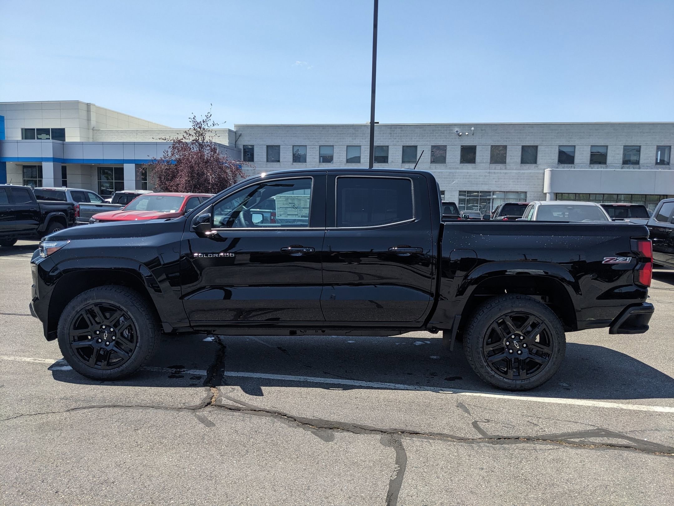 2025 Chevrolet Colorado Z71 photo 2
