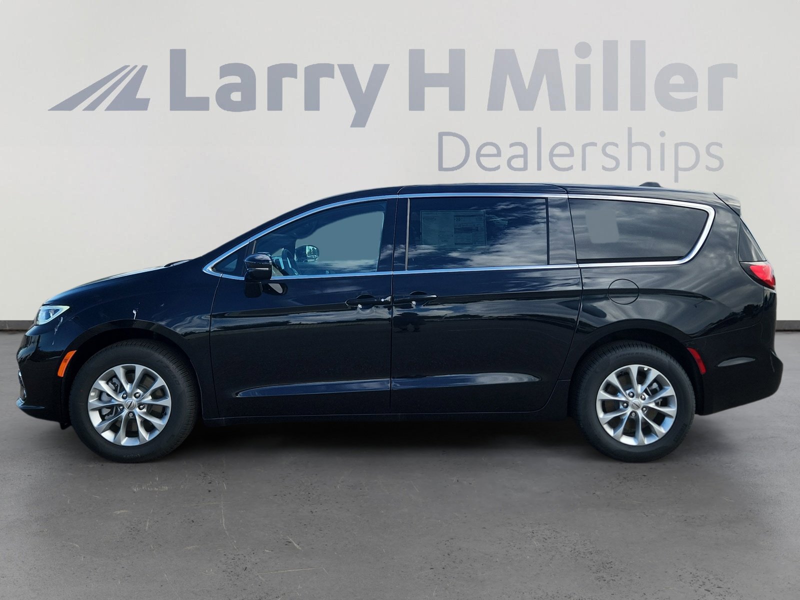 2025 Chrysler Pacifica photo 3