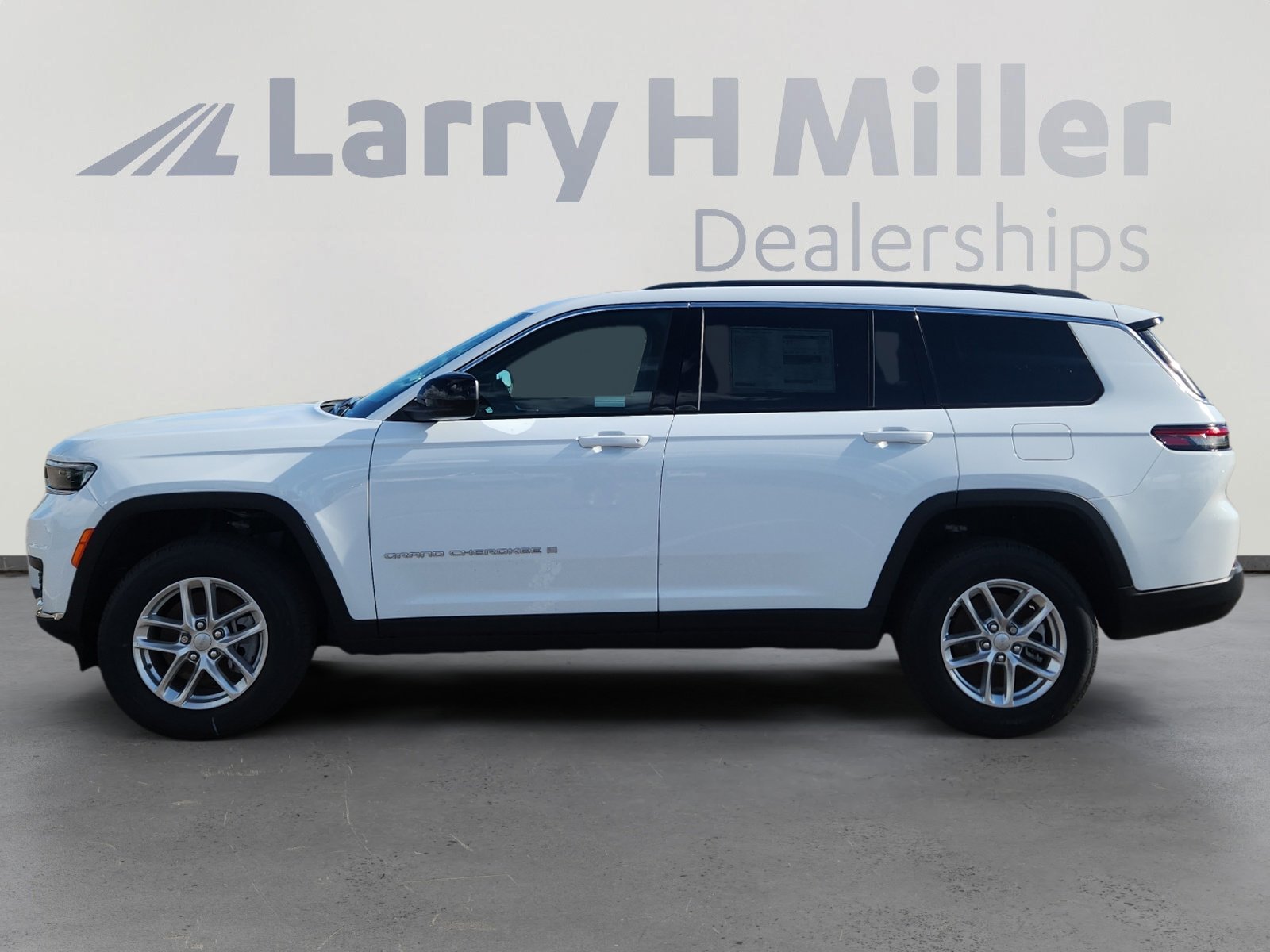 2025 Jeep Grand Cherokee Laredo photo 3